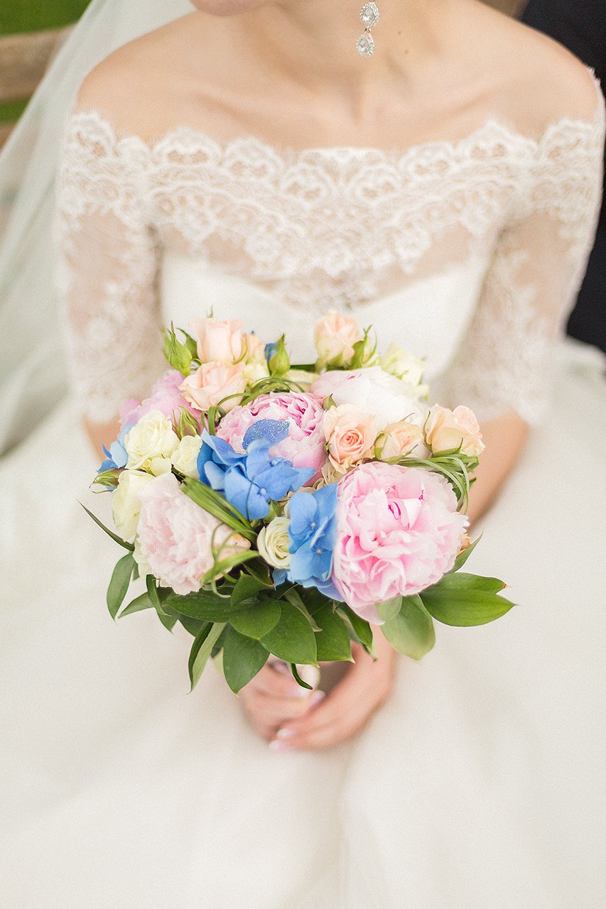 Букет невесты в розовых и голубых цветах