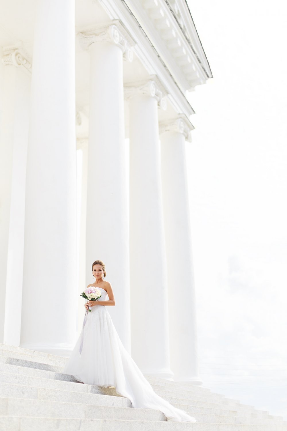 Невеста на фоне колонн
