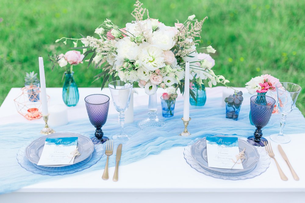 На простом дубовом столе были. Свадьба в нежно голубом цвете. Свадьба на природе в голубом цвете. Голубой стол. Нежно голубой стиль свадьбы.