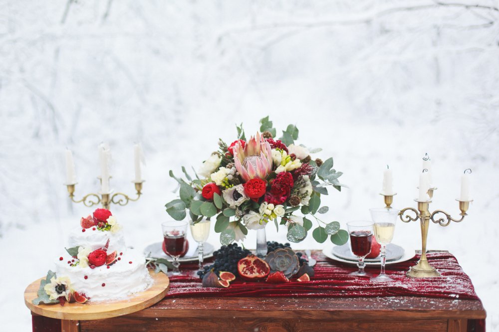 Оформление стола для зимней фотосессии в ярком красном цвете