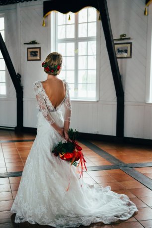 Платье с открытой спинкой