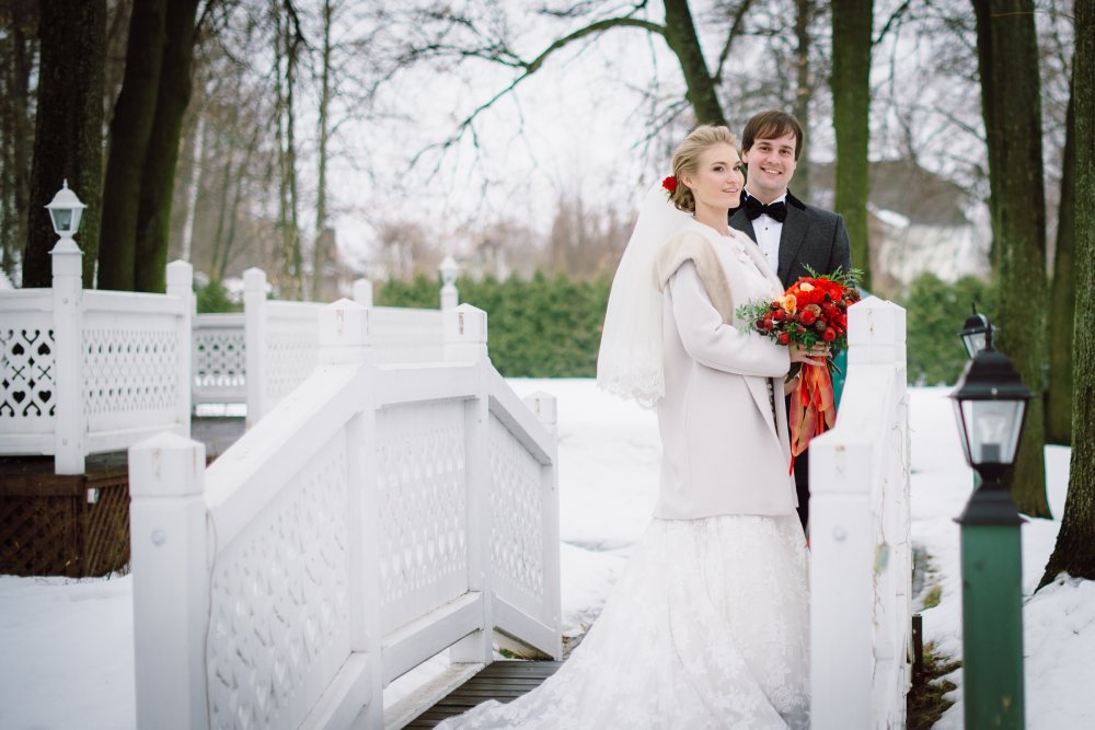 Зимняя свадьба. Прогулка жениха и невесты