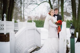 Зимняя свадьба. Прогулка жениха и невесты