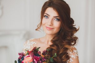 Легкие локоны в свадебной прическе