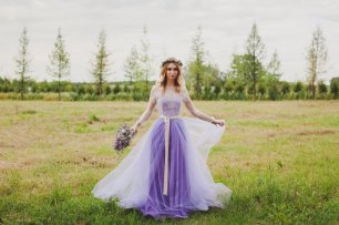 Легкое платье невесты в лавандовом цвете