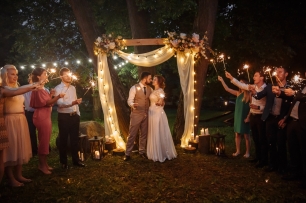 Ночная церемония с бенгальскими огнями