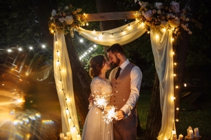 Ночная церемония с бенгальскими огнями