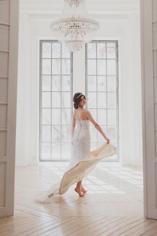 Платье невесты в больших стразах