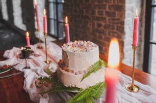 Торт, украшенный кристаллами и минералами