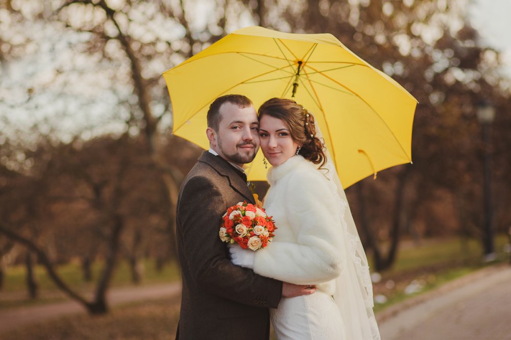 Зонт - обязательный атрибут осенней свадьбы