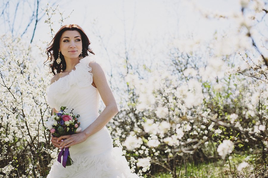 Асимметричное платье невесты с драпировкой на корсете