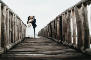 Фотосессия на деревянном мосту