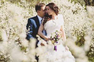 Фотосессия на открытой цветочной поляне