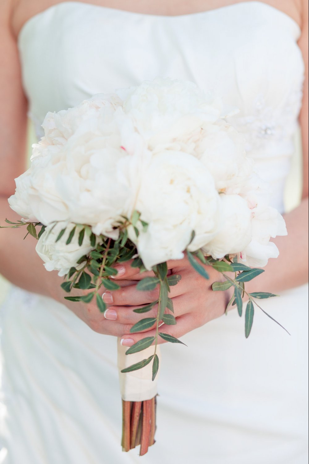 Букет невесты из белых пионов