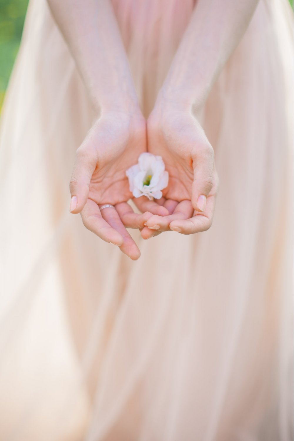 Нежный цветок в руках невесты
