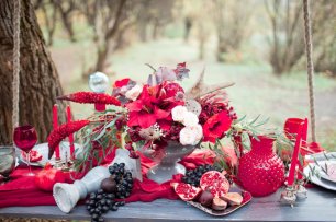 Оформление фотозоны с яркими акцентами марсала