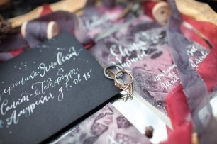 Шикарная свадьба в оттенках черного и марсала