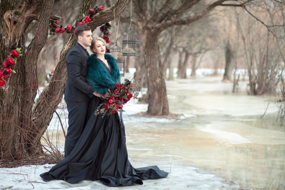 Шикарная зимняя свадьба в оттенках черного и марсала