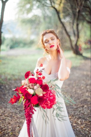 Вечерняя свадебная фотосессия с яркими акцентами марсала