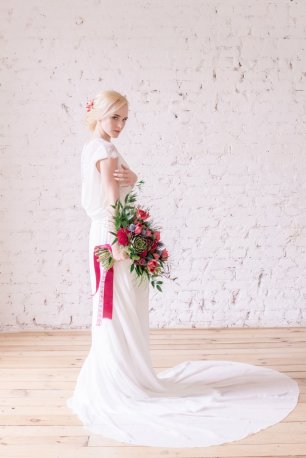 Белоснежное платье с длинным шлейфом