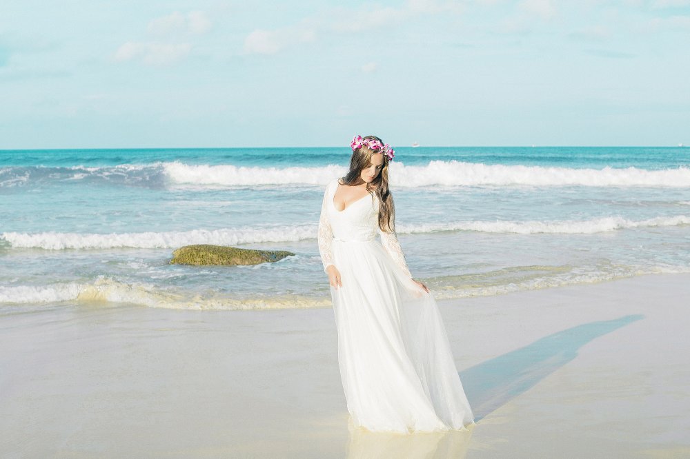 Невеста в свадебном платье на берегу