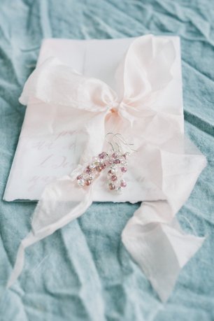 Приглашение украшенной легкой прозрачной лентой