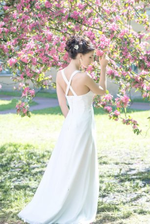 Романтичное утро невесты в цветущем саду