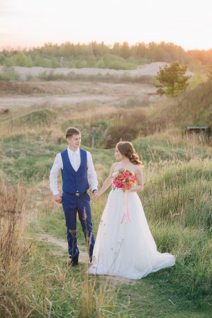 Свадебная фотосессия в поле на закате