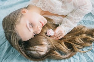 Светлые локоны невесты