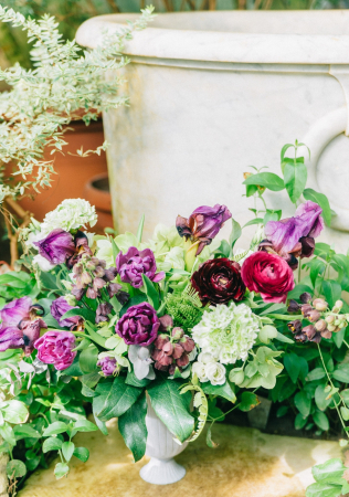 свадьба в фиолетовом цвете, цветочная композиция с фиолетовыми бутонами, фотограф АННА БАММ