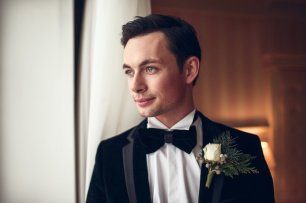 Бархатный пиджак и бабочка жениха