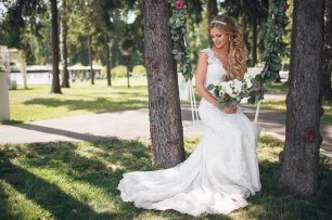 Легкое нежное платье с нежным букетом на природе