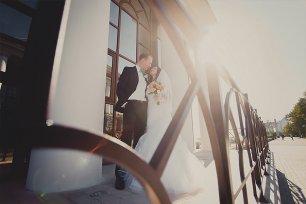 Фотосессия жениха и невесты возле банкетного зала