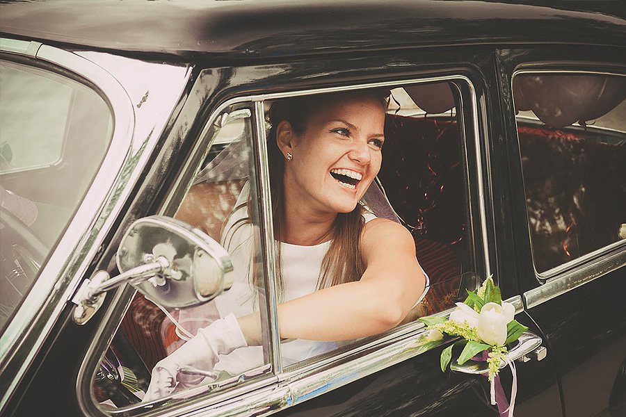 Невеста в ретро машине