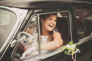 Невеста в ретро машине