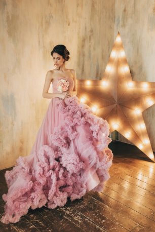 Фотосессия невесты на фоне светового баннера в виде звезды