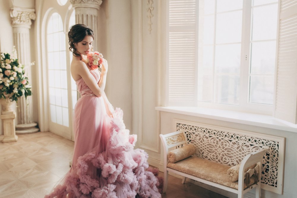 Пышное свадебное платье в розовом цвете