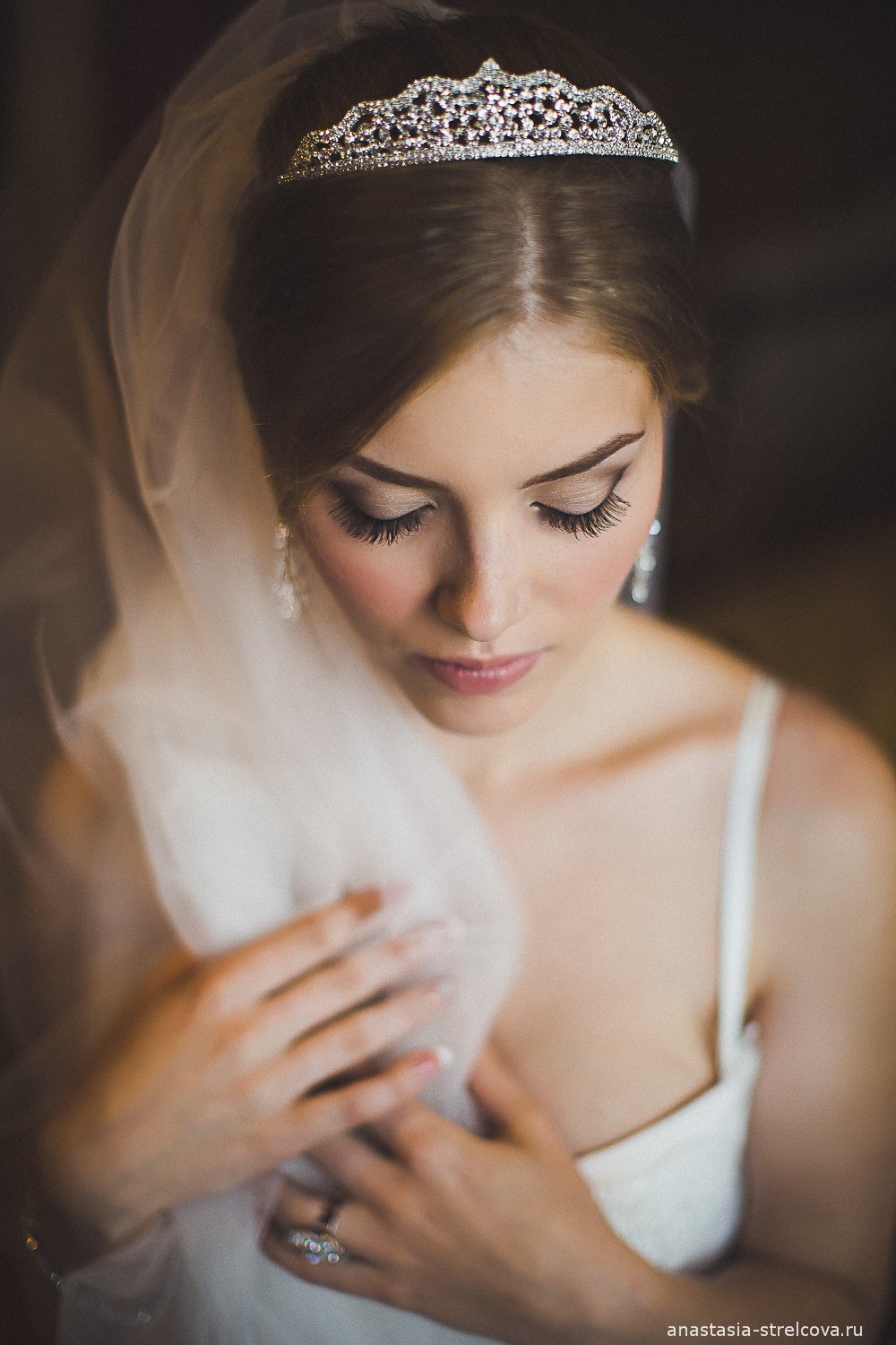 Классическая фата и диадема в свадебном образе невесты