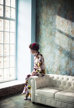 Невеста в платье с цветочным рисунком