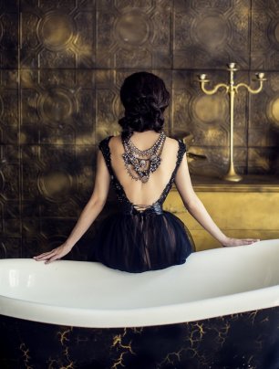 Невеста в роскошном черном платье