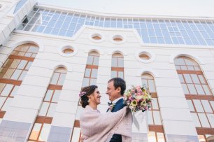 Фотосессия на фоне здания