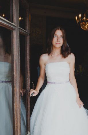 Классическое платье с открытыми плечами и пышной юбкой