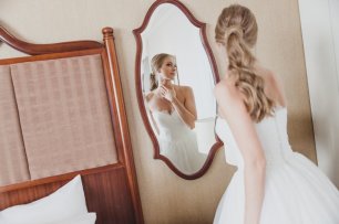 Невеста у зеркала