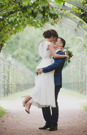 Объятия молодоженов