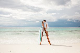 Жених и невеста на деревянной стремянке