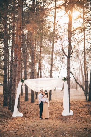 Свадебная арка из легкой полупрозрачной ткани