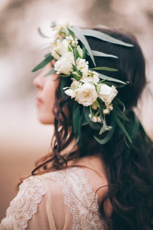 Цветочный венок из белых роз