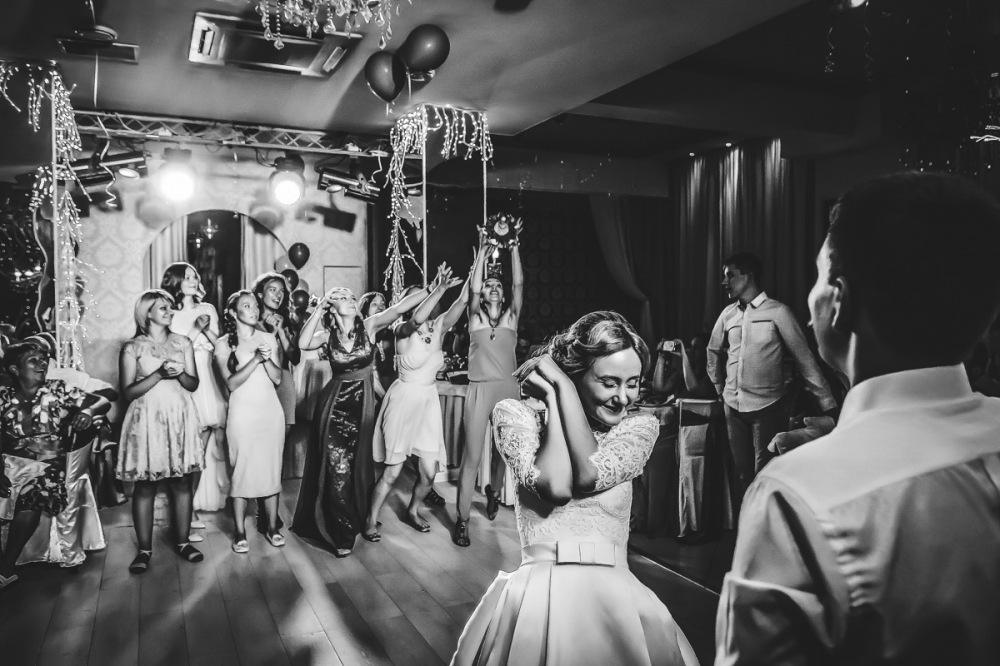 кидание букета, свадебный банкет