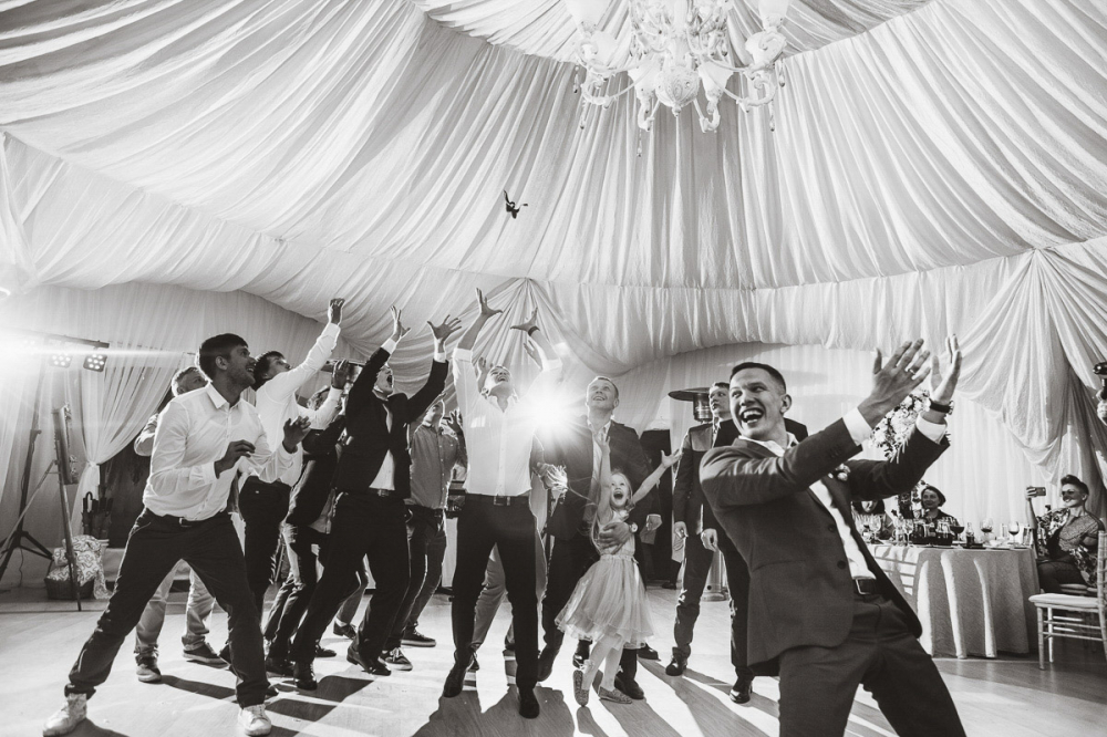 кидание подвязки, свадебный банкет