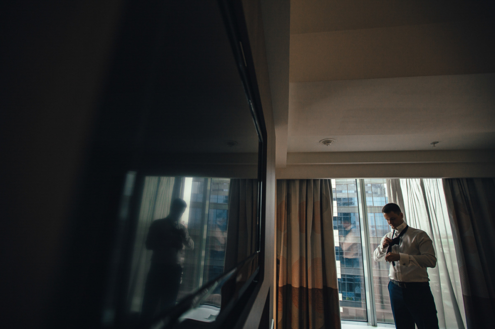 арт-фотография, сборы в отеле, сборы жениха